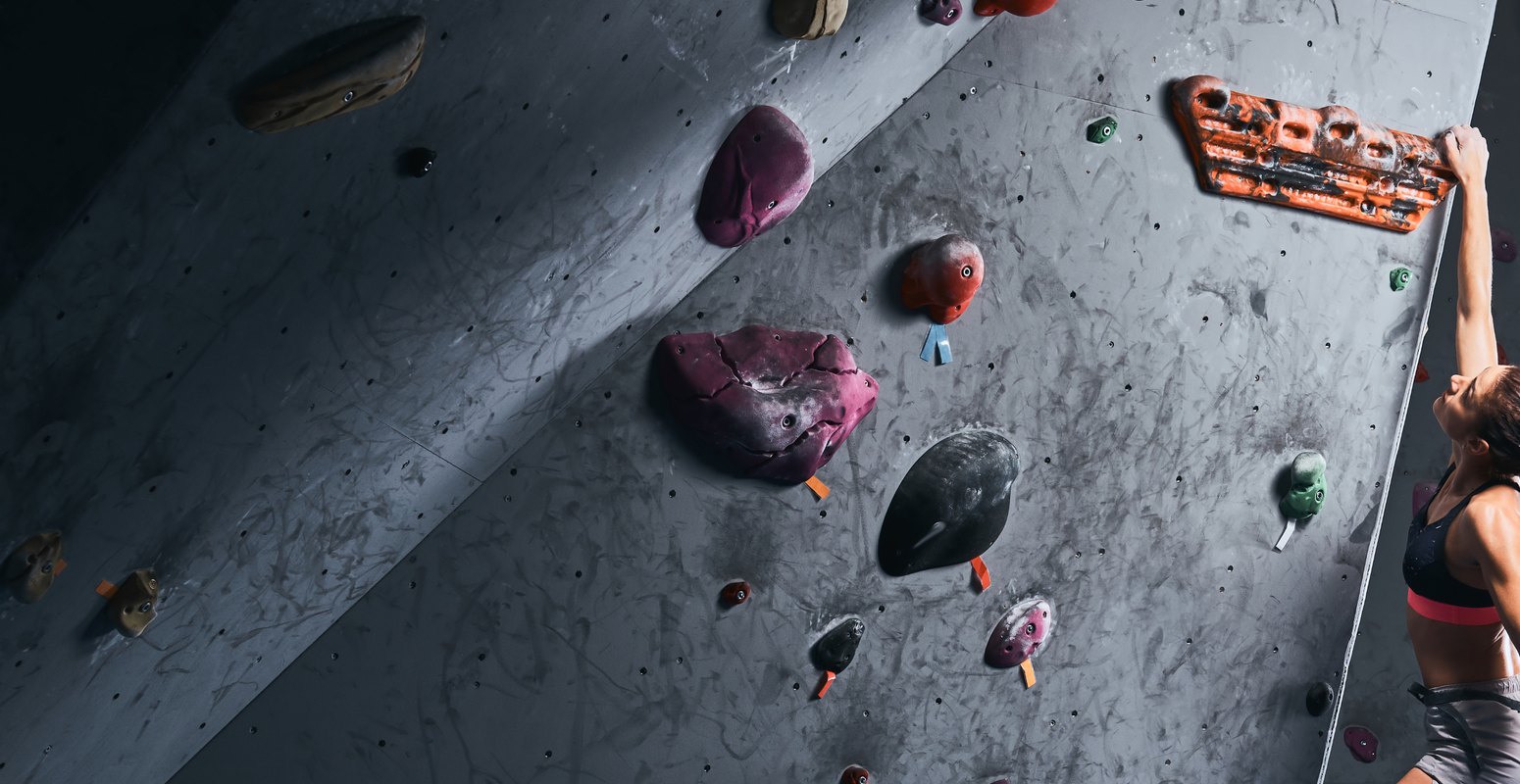 Mászó sportoló egy beltéri bouldering falon