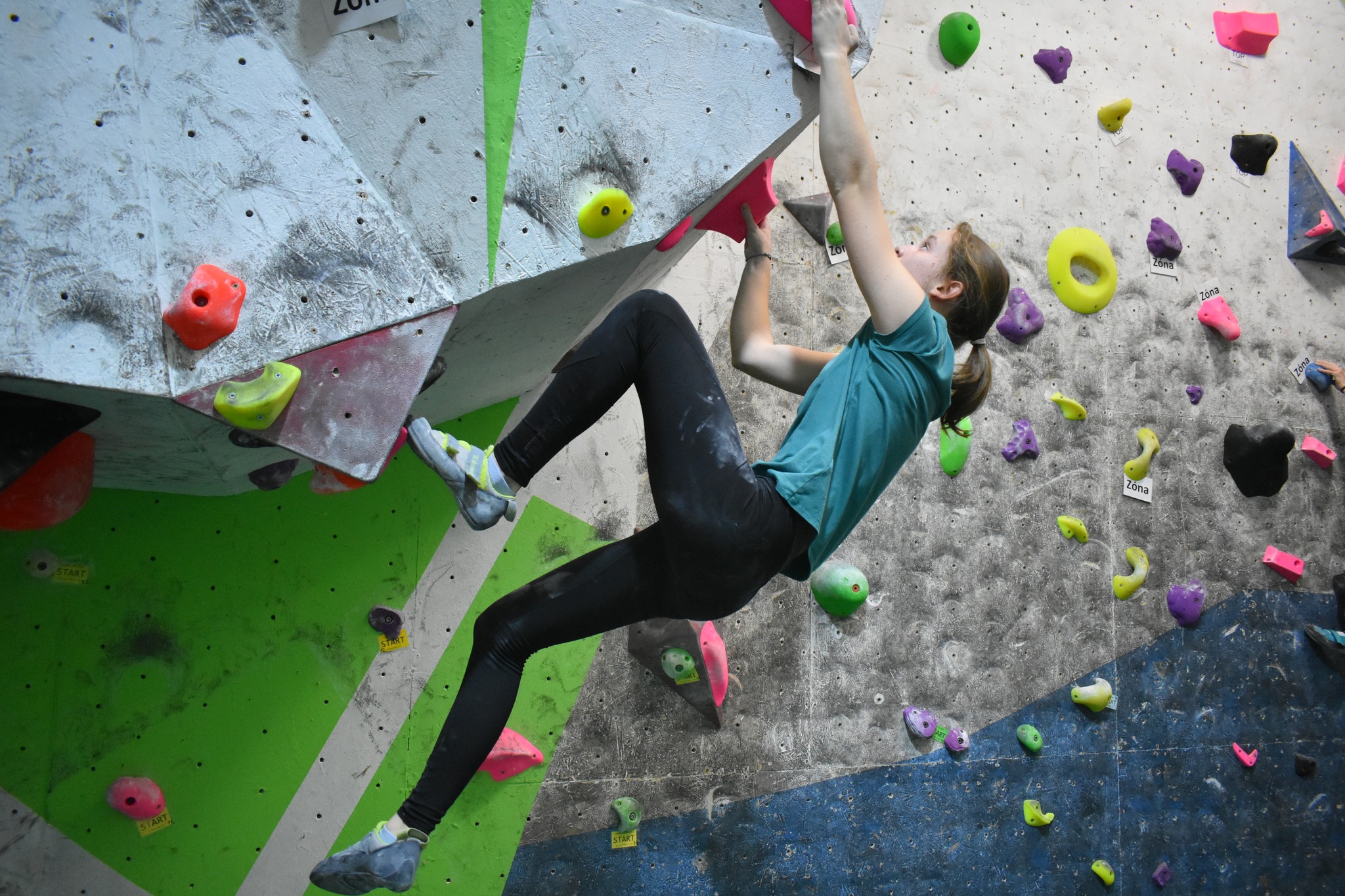 Színkódos mászófogások a Csipi boulderfalán